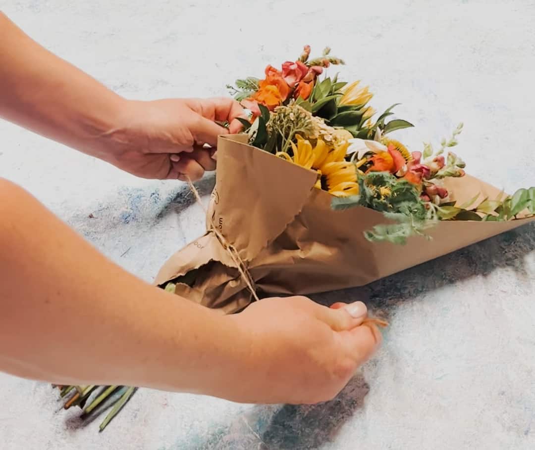 How to wrap a bouquet using Kraft Paper 