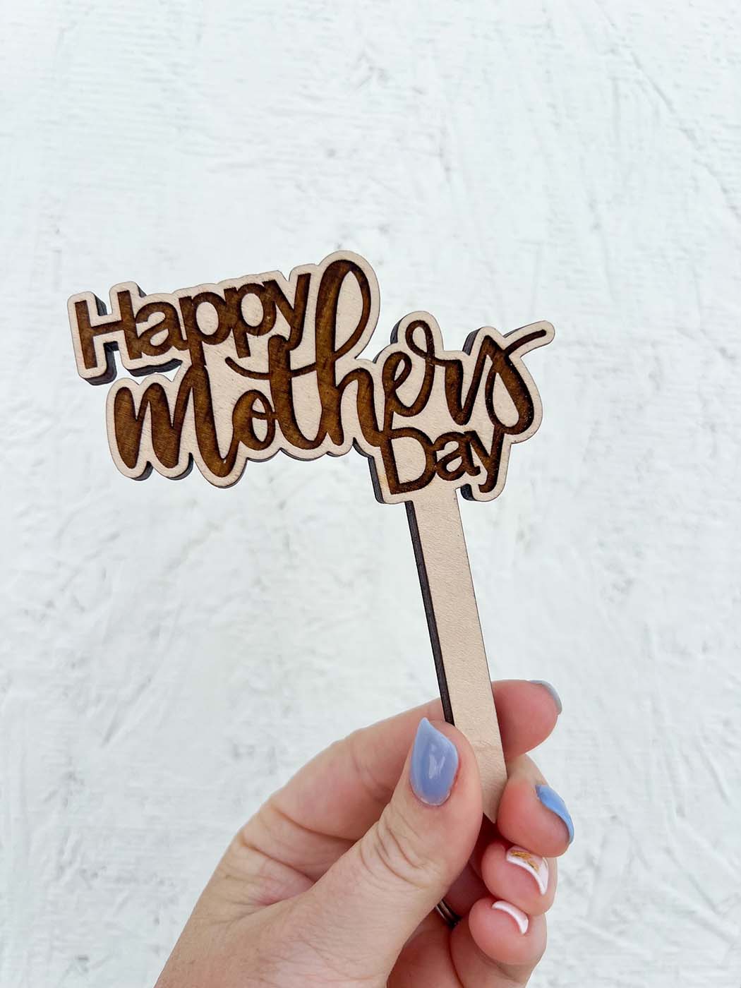 Wooden sign that says "Happy Mother's Day"