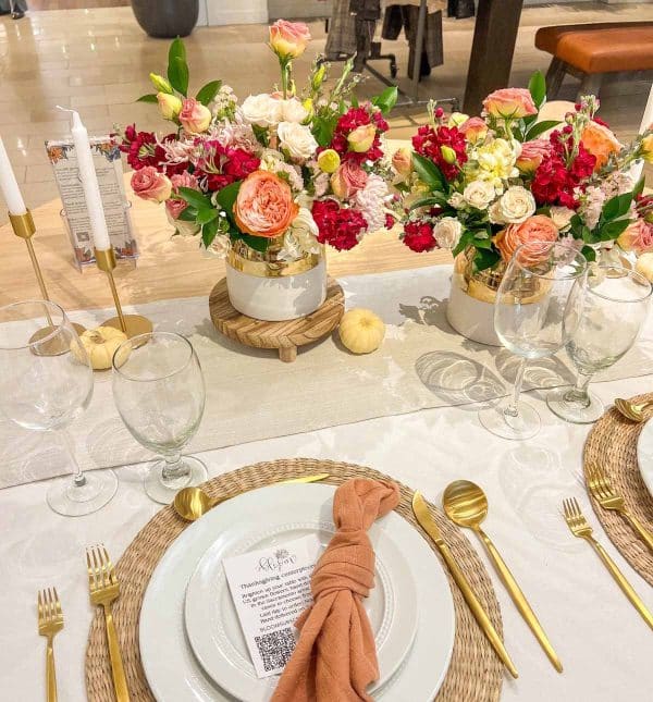 White and gold vases with flowers